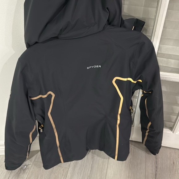 Women’s Size 4 Spyder Black Ski & Snowboard Jacket - Picture 3 of 4